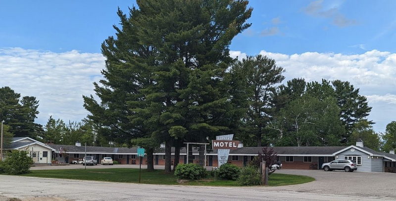 Curleys Paradise Motel - From Website (newer photo)